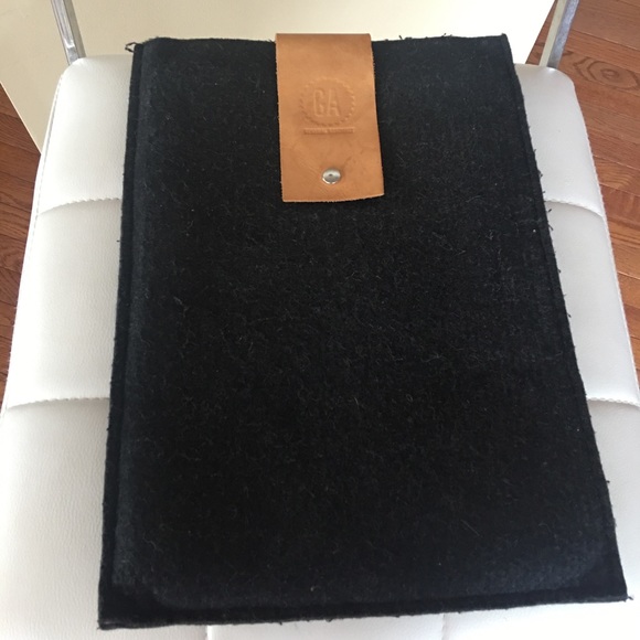 Leather clasp closures Felt laptop bag case grey black outside Red stripe inside - Picture 1 of 7